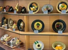 麵処つるはん 成田国際空港店 外観　ショーケース